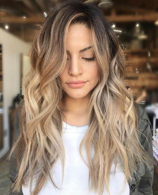 Coiffure d'été style plage avec des ondulations et une couleur ombrée